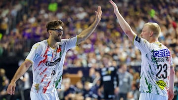 Antonio Serradilla se felicita con Saugstrup por el partido del Magdeburg.