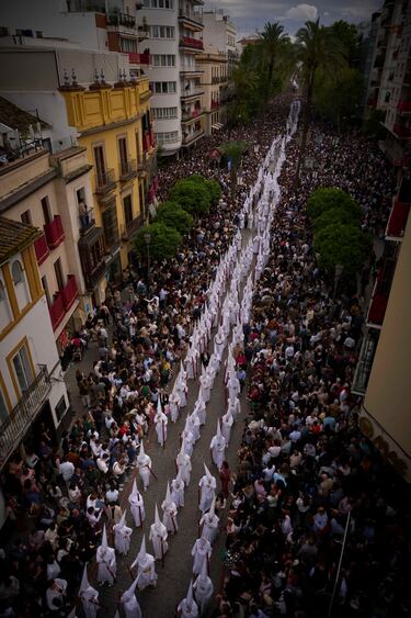 Penitentes de la Hermandad de San Gonzalo procesionan por las calles de Sevilla el Lunes Santo. 