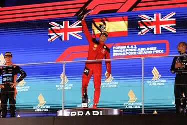 En el año energético más dominante con 21 victorias de 22 posibles, el nombre de Carlos es el único que figura junto al de Verstappen y Pérez en el apartado de victorias. Fue gracias a la de Singapur que logró con una gestión impecable de la carrera. Salió desde la pole, pero no tenía el coche más rápido y lo sabía, por eso tiró de inteligencia para ganar: cuando los Mercedes amenazaban en un rapidísimo stint final, se mantuvo a menos de un segundo de distancia de Norris para que pudiera defenderse con el DRS y frenar en seco a las flechas de plata. Le salió perfecto.