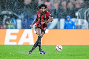 El defensa brasileño finaliza contrato esta temporada, la cual será la décima con el Nice. Dante, que cumplirá los 42 años el 18 de octubre, ha jugado en la primera división brasileña, francesa, belga y alemana, resultando campeón de las dos últimos nombradas con el Standard de Lieja y el Bayern de Múnich, respectivamente. Además, con el equipo bávaro también levantó la Champions League. A nivel de selecciones, jugó el Mundial 2014 y ganó la Copa Confederaciones en 2013, ambos torneos disputados en su país.