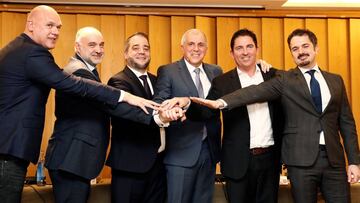 Zeljko Obradovic (3d), presidente, Pablo Laso (2i), vicepresidente, el serbio Goran Sasic (3i), director ejecutivo, junto a Neven Spahija (i), Xavi Pascual (2d) y Ahmet Caki, todos ellos miembros honorarios, durante la presentación del recién creado Consejo de Entrenadores de la Euroliga.