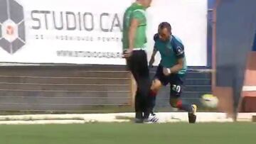 Entrenador ingresa al campo y trompica a jugador rival
