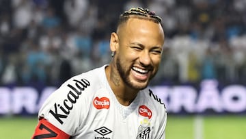 Soccer Football - Brasileiro Championship - Santos v Flamengo - Estadio Urbano Caldeira, Santos, Brazil - July 16, 2025 Santos' Neymar reacts before the match REUTERS/Thiago Bernardes