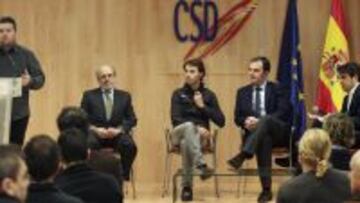 Mela Chércoles (AS) condujo el acto. De izq. a dcha., Alfonso Labrada (CSD), Carlos Rodríguez (Gimnasia) y Luis Vega (Patrocínalos.com).