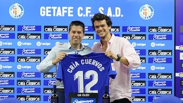 Alberto Heras y Javier Muñoz posan con una camiseta del Getafe.