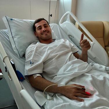 El 1 de mayo de 2019 pasará al (ingrato) recuerdo de Iker Casillas y sus familiares como el día en que tuvo que ser ingresado de urgencia tras sufrir un infarto. El guardameta se ejercitaba como habitualmente hacía en las instalaciones deportivas del Oporto cuando se vio afectado por este problema de corazón. El mismo, de haberse producido en su domicilio -según contaron los médicos-, podría haber tenido unas consecuencias fatales. Casillas, agradeció días después en sus propias redes sociales las millones de muestras de cariño del mundo del fútbol. Hasta hace unas semanas no ha podido volver a los entrenamientos.