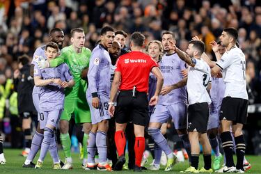 Los jugadores del Real Madrid protestan al árbitro del encuentro, Gil Manzano, tras la decisión de anular el gol a Jude Bellingham. En la imagen, el colegiado y el jugador inglés.