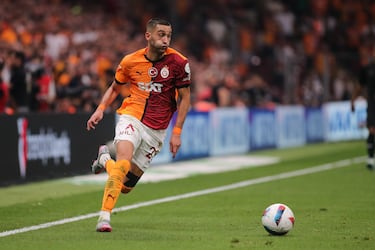 El jugador marroquí se encuentra libre después de que su contrato con el Al-Duhail haya expirado. A pesar de que sus últimas temporadas no hayan sido brillantes, el extremo derecho se trata de una opción de renombre, ya que cuenta con grandes títulos en su palmarés, como la Champions League, y fue indiscutible en la Marruecos que completa la mejor clasificación mundialista de un país africano en 2022.