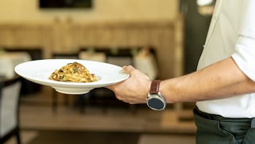 Se pone a vocear a la cocinera, el dueño del bar le despide verbalmente y todo acaba en improcedente por no haber carta de despido