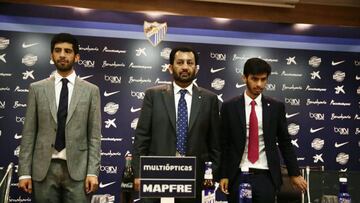 Abdullah Al Thani, junto a sus hijos Nasser y Nayef en La Rosaleda.