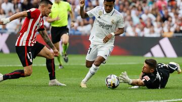 MADRID, 04/06/2023.- El delantero brasileño del Real Madrid Rodrygo Goes (c) intenta superar a Unai Simón (d), guardameta del Athletic Club, durante el partido de la última jornada de Liga que el Real Madrid y el Athletic Club de Bilbao disputan este domingo en el estadio Santiago Bernabéu. EFE/ Mariscal