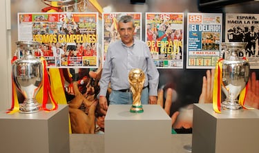 En 2014 hubo en Diario AS una exposición de los trofeos de la Selección Española. Manolete, con la Copa del Mundo y las Eurocopas.