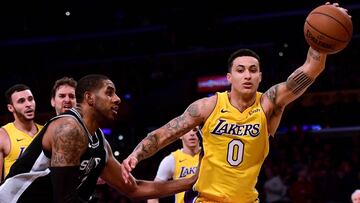 Kyle Kuzma, ante LaMarcus Aldridge, durante una Los Angeles Lakers-San Antonio Spurs.
