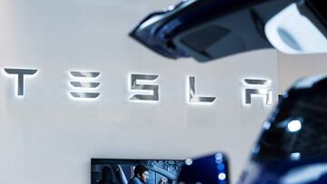 A Tesla logo is pictured during the Brussel Motor Show on January 9, 2020 in Brussel. (Photo by Kenzo TRIBOUILLARD / AFP)
