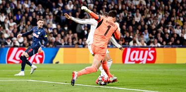 3-0. El portero del Salzburgo, Janis Blaswich, se lía con el control del balón en el área pequeña y Kylian Mbappé atento, le roba la posesión y marca a placer el tercero del conjunto blanco.
