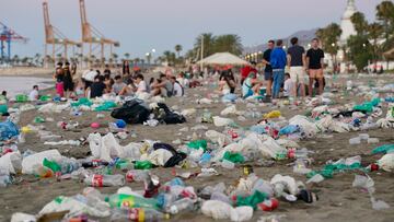 Los servicios de limpieza, y miembros de la Policía Nacional, en la playa de la Malagueta para las tareas de limpieza tras la noche de San Juan, a 24 de junio de 2024 en Málaga (Andalucía, España). En las playas de la costa española se celebra la festividad de San Juan, la noche más corta del año, una de las fiestas populares más arraigadas que consiste en la quema de hogueras.
24 JUNIO 2024
Álex Zea / Europa Press
24/06/2024