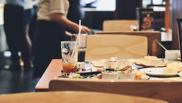 Explican por qué algunos clientes se sientan en una mesa sucia al llegar a un bar