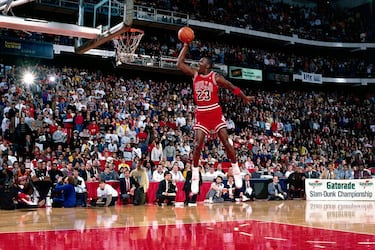 El concurso de los concursos. Aquel en el que Jordan se convirtió en icono global ganando en Chicago al enemigo perfecto. Millones de pósters se imprimieron con el célebre mate desde la línea de personal con el que ganó Jordan. Logró la máxima puntuación de 50 y necesitaba 49. La sucesión de mates anterior cara a cara entre Jordan y Wilkins todavía sobrecoje a quien lo ve por primera vez hoy, más de 30 años después.
