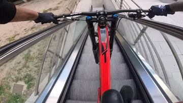 Bienve Aguado, downhill urbano en unas escaleras mecánicas de Gavà (Barcelona).