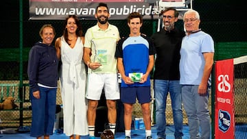 Los tenistas Keanu Elías Immler y Francisco Javier Martínez Baena posan tras la final del Open de Alcalá la Real, torneo del Circuito IBP Tenis Pro 2025