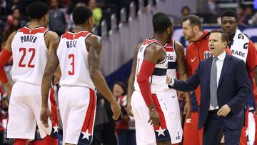Los jugadores de Washington Wizards y Scott Brooks durante un tiempo muerto.