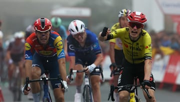 Jonas Vingegaard celebra su victoria frente a Giulio Ciccone bajo la mirada de Tom Pidcock, en la segunda etapa de la Vuelta a España, con final en Limone Piamonte.