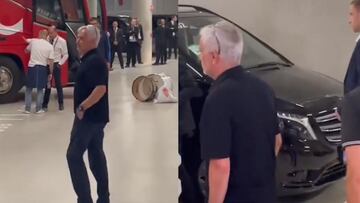 Mourinho increpa a Taylor tras no quedar conforme en la final en Budapest
