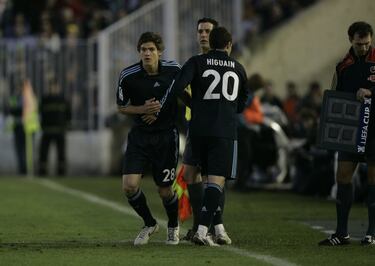 Marcos Alonso siguió la estela de su abuelo, Marquitos, pero sólo pudo disputar un partido, en la 2009-10, en Santander. Al terminar la campaña se fue traspasado al Bolton y luego crecería en la Fiorentina y el Chelsea hasta ser internacional. Tras dos temporadas en el Barcelona, actualmente juega en el Celta de Vigo.

