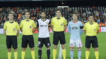 Los capitanes del Valencia y el Celta posan con Munuera Montero y el resto del equipo arbitral.