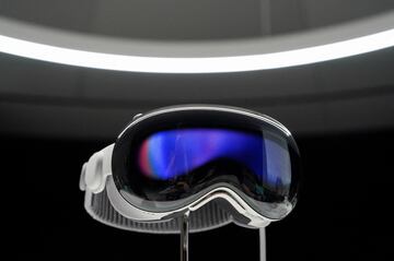 FILE PHOTO: Apple's Vision Pro headset is on display at Apple's annual Worldwide Developers Conference at the company's headquarters in Cupertino, California, U.S. June 5, 2023. REUTERS/Loren Elliott/File Photo