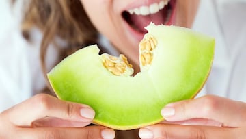 Chica comiendo melón