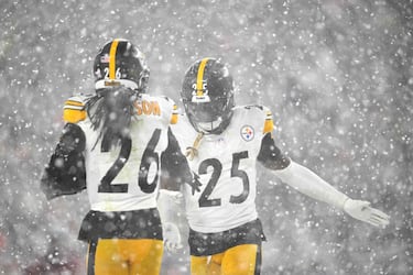 El defensor de los Pittsburgh Steelers Donte Jackson celebra una intercepción conseguida en el último cuarto.