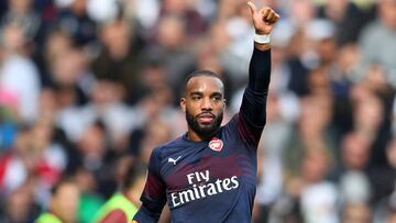 Lacazette hace un gesto a un compañero en el partido entre Arsenal y Fulham.