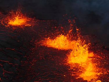 Esta nueva etapa volcánica comenzó el pasado mes de noviembre, momento en el que el sistema volcánico Svartsengi volvió a tener actividad después de casi 800 años.