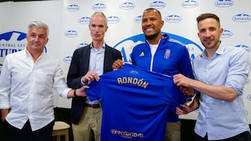 OVIEDO, 15/07/2025.- El jugador venezolano Salomón Rondón (2d) es presentado como nuevo jugador del Real Oviedo, junto al director general de CAPSA, Jose Armando Tellado (2i), Roberto Suárez (izda) y Agustín Lleida. EFE/Paco Paredes