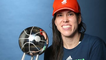 Anna Cruz.