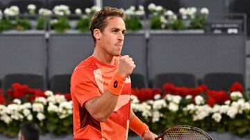 El tenista español Roberto Carballés celebra un punto durante un partido en el Mutua Madrid Open.