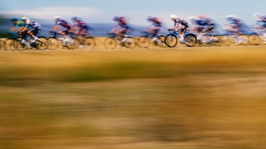 El pelotón en marcha durante la octava etapa de la Vuelta a España, una carrera de 158 km entre Monzón Templario y Zaragoza.