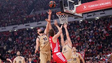 Nikola Mirotic, ala-pívot del Barça, lucha por un rebote ante el Olympiacos en la Euroliga.