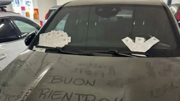 Se va de vacaciones un mes, deja el coche en el parking que no debe y al volver le llega la sorpresa de cientos de euros