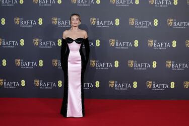 Margot Robbie durante la alfombra roja de los Premios BAFTA 2024 celebrados en el Royal Festival Hall del Southbank Centre de Londres. 