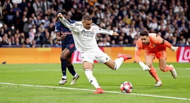 3-0. El portero del Salzburgo, Janis Blaswich, se lía con el control del balón en el área pequeña y Kylian Mbappé atento, le roba la posesión y marca a placer el tercero del conjunto blanco.