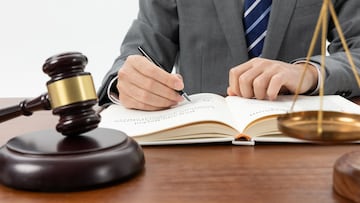 Un jubilado dona su fortuna de 400.000 euros a una mujer 30 años más joven tras su muerte y la justicia entra a investigar