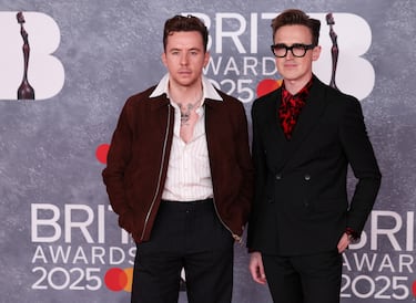 Danny Jones y Tom Fletcher de McFly posan en la alfombra de los Brit Awards 2025.