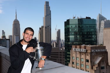 El campeón del US Open 2025, Carlos Alcaraz, en el techo del Lotte New York Palace Hotel con el trofeo individual masculino luego de su victoria sobre Jannik Sinner.
