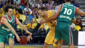 Della Valle y Adam Pechacek intentan parar a Brad Newley.