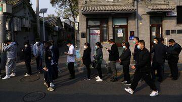 People line up outside a vaccination site after the city started offering booster shots of the vaccine against the coronavirus disease (COVID-19) to vaccinated residents, in Beijing, China October 29, 2021. REUTERS/Tingshu Wang