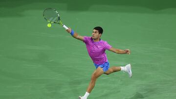 Carlos Alcaraz, en un lance de su partido contra Matteo Arnaldi en Indian Wells.