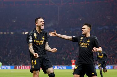 1-2. Dani Ceballos felicita a Joselu tras marcar el segundo gol en el minuto 71 de partido. Doblete del delantero del Real Madrid.
