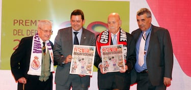 Entregando con Tomás Roncero el Premio AS del deporte de 2014 al Hermanamiento de las aficiones durante la final de la Champions. Manolete, siempre fiel a su Atleti.